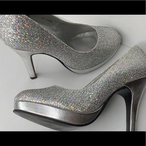 Touchups silver holographic pumps